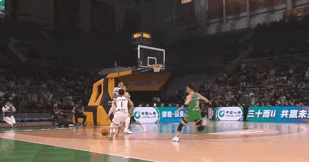 开云体育官网-高诗岩3秒全场一条龙压哨上篮打进，杨鸣一脸无奈